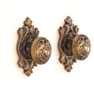Antique Brass Oval Drawer Pull, Ornate Knob with Back Plate, Old World Door Handle, Cabinet Hardware