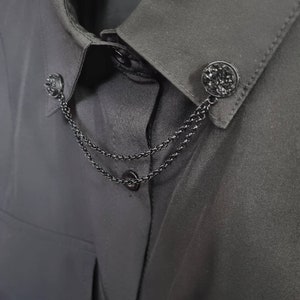 チェーン付き黒のドゥルージーカラーピン、樹脂カラークリップ、カーディガンクリップ、カラーチップチェーン、キラキラ、光沢、光沢のある、チェーン付きシャツブローチ