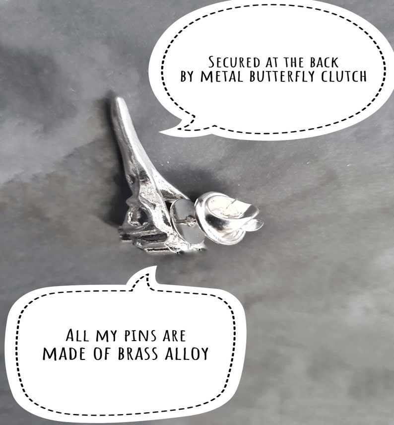 Puede incluir: Un pin de metal plateado con forma de la Torre Eiffel. El pin est&aacute; asegurado en la parte posterior con un cierre de mariposa de metal. "Todos mis pines est&aacute;n hechos de aleaci&oacute;n de lat&oacute;n" est&aacute; escrito en un globo de di&aacute;logo blanco.