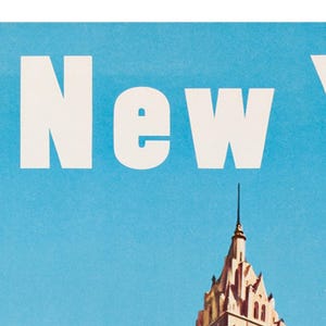 Puede incluir: Un cartel de viaje vintage con fondo azul y texto blanco que dice "Nueva York". Un edificio alto con una aguja puntiaguda es visible en la parte inferior central del cartel.