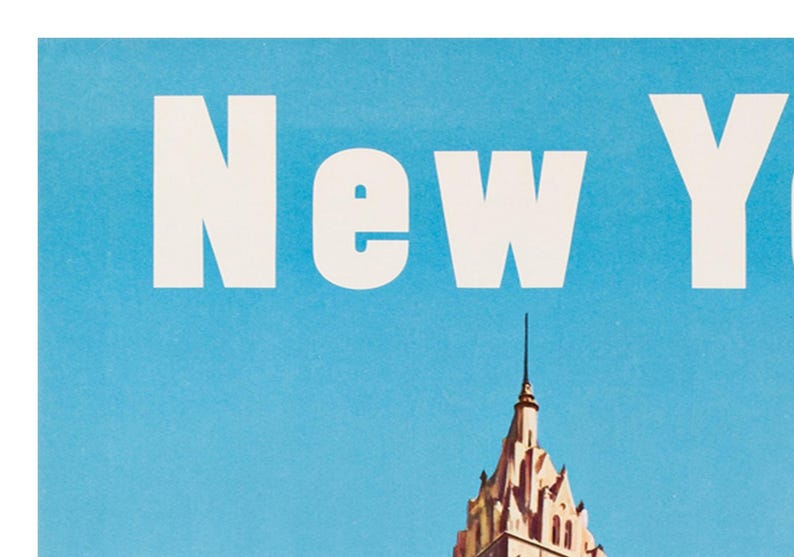 Puede incluir: Un cartel de viaje vintage con fondo azul y texto blanco que dice "Nueva York". Un edificio alto con una aguja puntiaguda es visible en la parte inferior central del cartel.