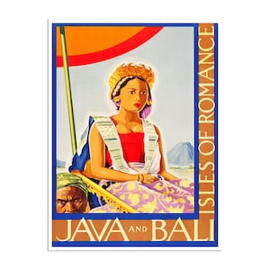 Op de afbeelding: Een vintage reisposter die reclame maakt voor een reis naar Java en Bali, met een vrouw in traditionele kleding die in een boot zit met een berg op de achtergrond. De tekst luidt "Java and Bali Isles of Romance".