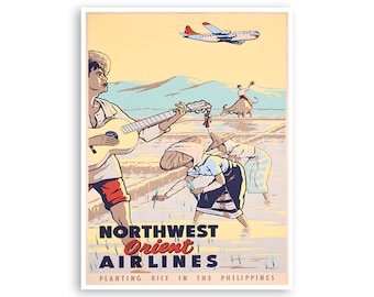 Peut inclure: Une affiche de voyage vintage faisant la publicité de Northwest Orient Airlines avec un avion survolant une rizière aux Philippines. L'affiche représente un homme jouant de la guitare et des personnes plantant du riz dans la rizière. Le texte sur l'affiche indique "Northwest Orient Airlines Planting Rice in the Philippines."