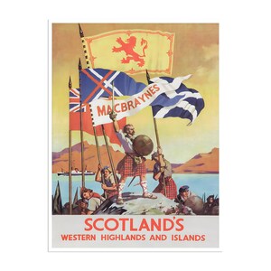 Puede incluir: Cartel de viaje vintage para las Tierras Altas e Islas Occidentales de Escocia. La imagen presenta figuras con kilt sosteniendo banderas, con el texto "MACBRAYNES" y un emblema de león. El fondo muestra un paisaje marino con barcos.