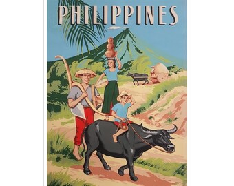 Peut inclure: Une affiche de voyage vintage pour les Philippines représentant une famille de trois personnes voyageant en carabao. L'affiche a un ciel bleu avec une montagne verte en arrière-plan. Le texte "PHILIPPINES" est en grandes lettres audacieuses en haut de l'affiche.