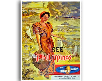 Peut inclure: Une affiche de voyage vintage faisant la publicité d'un voyage aux Philippines. L'affiche représente une femme en robe traditionnelle Filipiniana tenant un chapeau tissé, avec une ville et des montagnes en arrière-plan. Le texte sur l'affiche est "See the Philippines, See the Philippines 1961, Visit the Orient Year, Philippine Tourist & Travel Association, Inc."