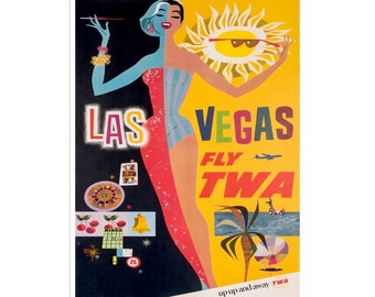 Op de afbeelding: Een vintage reisposter die reclame maakt voor een reis naar Las Vegas. De poster toont een vrouw in een badpak met een fel rood-blauw gestreept bovenstuk en een blauwe onderkant. De vrouw houdt een sigaret vast en staat voor een gele zon met een zonnebril. De tekst op de poster luidt "Las Vegas Fly TWA up up and away TWA".