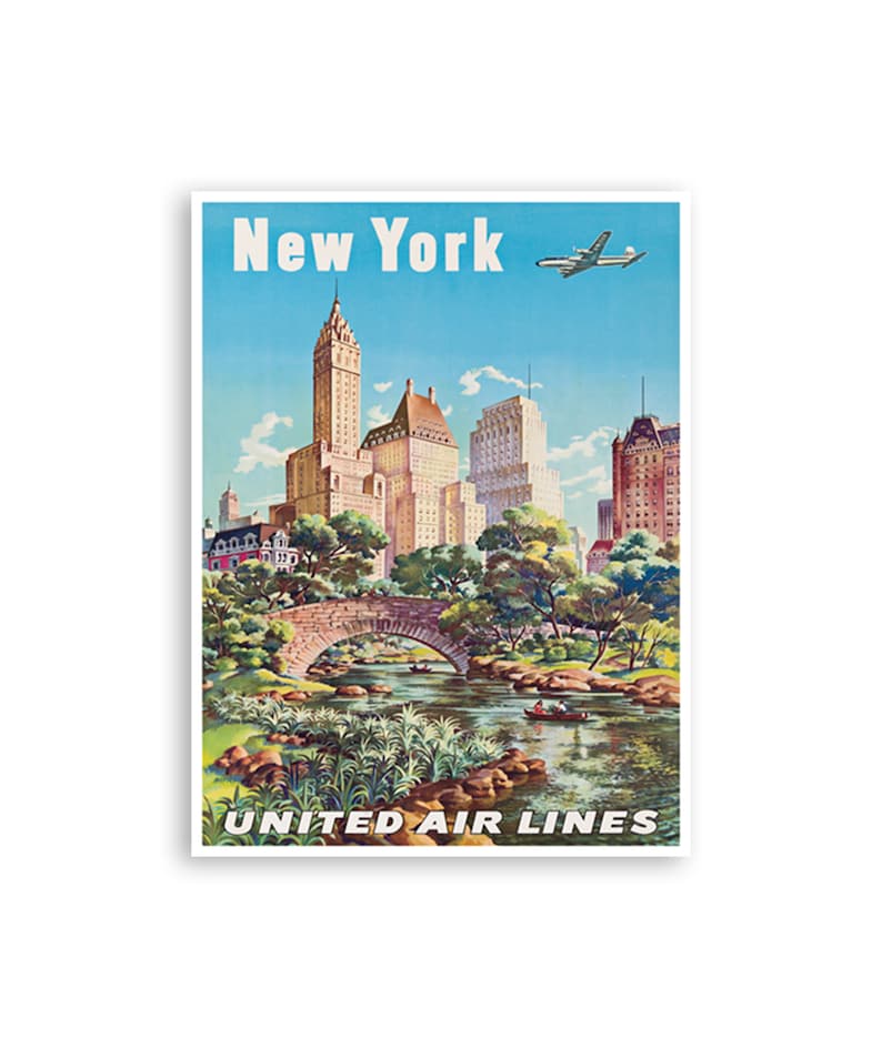 Puede incluir: Un cartel de viaje vintage que anuncia un viaje a la ciudad de Nueva York con United Air Lines. El cartel presenta una ilustraci&oacute;n colorida de Central Park con un puente, un lago y edificios altos en el fondo. Un avi&oacute;n vuela por encima. El texto "New York" y "United Air Lines" est&aacute; impreso en el cartel.