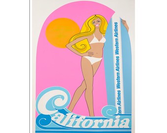 Op de afbeelding: Een vintage reisposter met een vrouw in een witte bikini die een surfboard vasthoudt met de tekst "California Western Airlines Western Airlines" erop. De poster heeft een roze achtergrond met een blauwe golf en het woord "California" in wit.