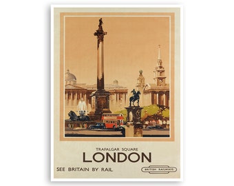Może przedstawiać: Winietkowy plakat podróżny reklamujący wycieczkę do Londynu w Anglii. Plakat przedstawia kolorową ilustrację Trafalgar Square z Kolumną Nelsona, fontanną i czerwonymi autobusami piętrowymi. Tekst na plakacie brzmi "Trafalgar Square London See Britain by Rail British Railways".