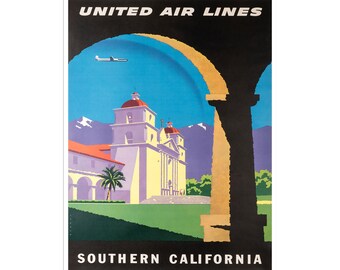 Op de afbeelding: Een vintage reisposter voor United Air Lines met een wit gebouw met een rood dak en een palmboom ervoor. Het gebouw staat tegen een blauwe lucht met bergen op de achtergrond. De poster bevat ook de tekst "United Air Lines" en "Southern California".