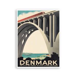 Könnte beinhalten: Vintage Reiseplakat für Dänemark mit einem roten Zug, der die Kleine-Belt-Brücke überquert. Das Plakat hat einen Retro-Stil mit einer Brücke, die sich über dem Wasser wölbt, und dem Wort "DENMARK" prominent dargestellt.
