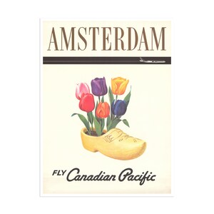 Könnte beinhalten: Ein Vintage-Reiseposter, das Flüge nach Amsterdam mit Canadian Pacific Airlines bewirbt. Das Poster zeigt einen gelben Holzschuh mit einem Strauß bunter Tulpen.