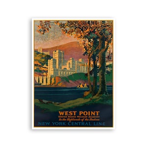 Puede incluir: Un cartel de viaje vintage que anuncia un viaje a West Point, la Academia Militar de los Estados Unidos, en las Highlands del Hudson. El cartel presenta una ilustración escénica de los edificios de la academia, un río y árboles en colores otoñales. El texto del cartel dice: "West Point, United States Military Academy, In the Highlands of the Hudson, New York Central Line."