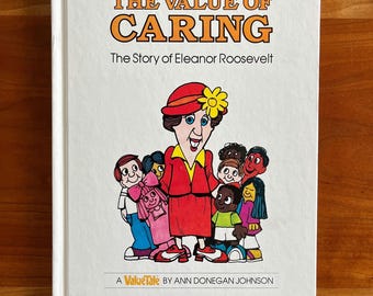 Può includere: Un libro per bambini intitolato "The Value of Caring: The Story of Eleanor Roosevelt." La copertina presenta un'illustrazione di Eleanor Roosevelt con un vestito e un cappello rossi, circondata da bambini. Il libro è di Ann Donegan Johnson.