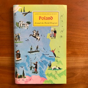 Op de afbeelding: Een vintage reisgids getiteld "Poland Around the World Program" van de American Geographical Society. De omslag toont een kaart van Polen met illustraties van mensen, bezienswaardigheden en activiteiten. Het kleurenpalet omvat groen, geel en blauw.