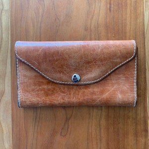Cartera de cuero vintage con cierre a presión