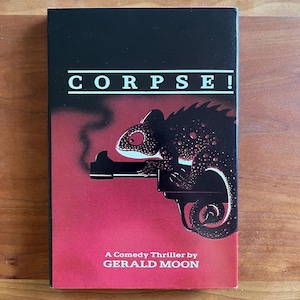 Könnte beinhalten: Buchcover mit dem Titel "CORPSE!" in weißen Buchstaben auf schwarzem Hintergrund. Eine rot-schwarze Illustration eines Chamäleons, das eine Pistole hält, ist abgebildet. Der Name des Autors, Gerald Moon, ist ebenfalls sichtbar.
