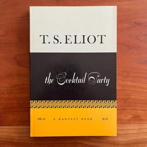 Puede incluir: Un libro de bolsillo vintage titulado "The Cocktail Party" de T.S. Eliot. La portada del libro presenta un diseño de bloques de color con una parte superior blanca, un centro negro y una parte inferior amarilla. El título está en escritura elegante.