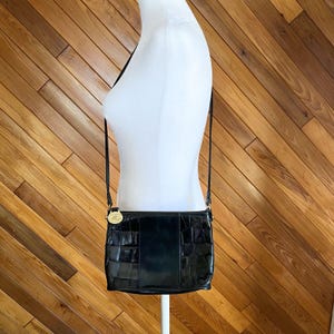 Bolso bandolera vintage de piel de cocodrilo Brahmin en color negro