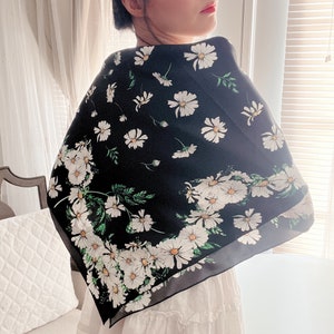 100% Maulbeerseide, Schal, Köper, Blumenmuster, handgerollter Saum 35 &quot;x 35&quot; quadratisch für die ganze Saison als Geschenk verpackt (Daisy Garden - schwarz)