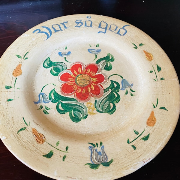 Audrey Berggren Signed Hand Painted Wood Plate “Var Sa God” Rosemaling Original Sticker Vintage Scandinavian Swedish Decor