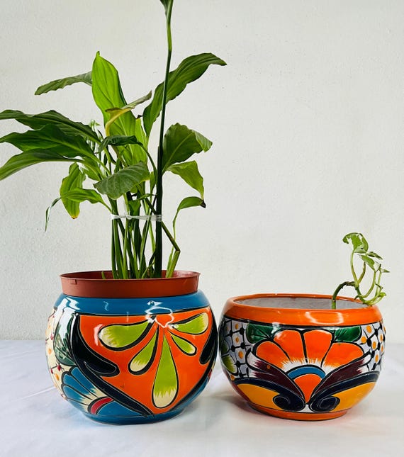 Runder bunter Blumentopf