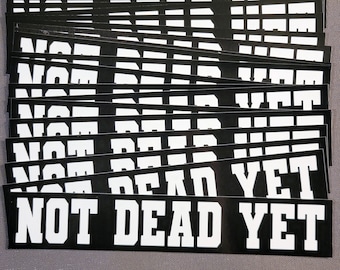 Vinyl bumpersticker - nog niet dood