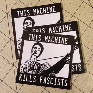 Pegatina de vinilo (pequeña) de Woody Guthrie: Esta máquina mata fascistas