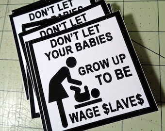 Könnte beinhalten: Ein Stapel quadratischer weißer Aufkleber mit schwarzen Rändern und Text. Der Text lautet "DON'T LET YOUR BABIES GROW UP TO BE WAGE $LAVES" mit einer Grafik einer Person, die ein Baby wickelt.