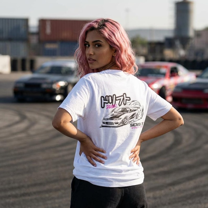 Camiseta con ilustración de coche de drifting / Gráfico "Send It Racing", estilo JDM imagen 1