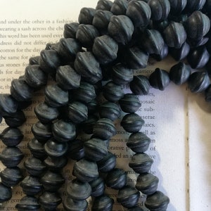 15mm natural wood dyed black saucer beads, 15mm spacer beads, 10pieces.