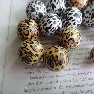2 colors for selection, 23mm leopard imprinted wood beads, cheetah beads, total 15 beads.