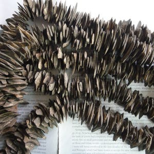 Koraliki z łupin orzecha kokosowego, ok. 25-40 mm, 16" długości, ok. 120 koralików