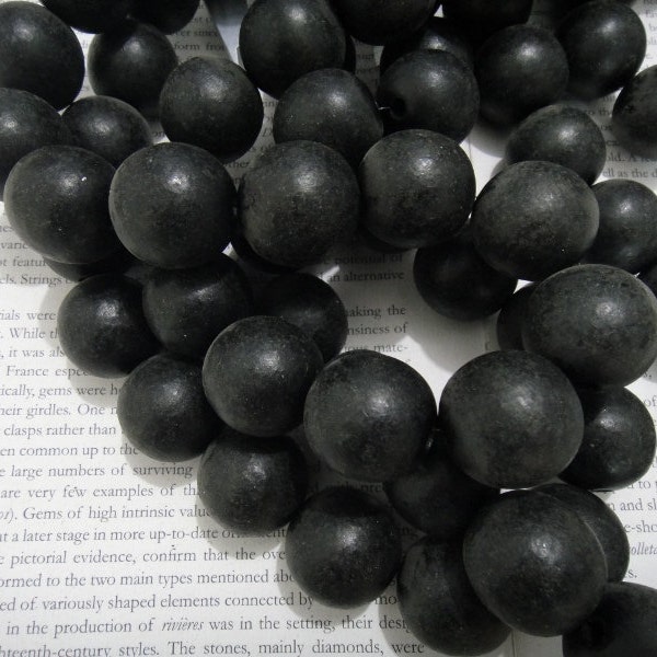 25mm wood round beads, black color, 10 pieces.