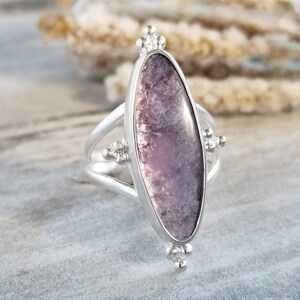 Anillo Boho de plata de ley, grado de gema AA+ de lepidolita de mica, anillo de lepidolita, anillo de declaración de plata, anillo de declaración púrpura, joyería Boho