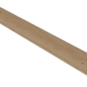 Op de afbeelding: Een lange, smalle, lichtbruine houten plank met twee kleine geboorde gaten.