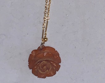 Vintage carved Bakelite flower rose pendant necklace Lisner gold chain