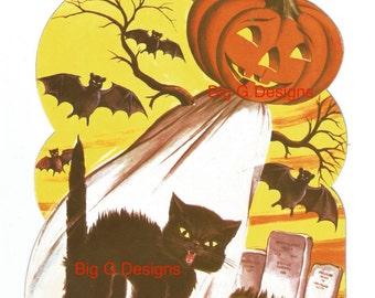 Könnte beinhalten: Eine Vintage-Halloween-Illustration mit einer schwarzen Katze mit grünen Augen, einem Kürbisgesicht, Fledermäusen und einem Friedhof. Die Szene spielt vor einem gelben, mondbeschienenen Himmel.