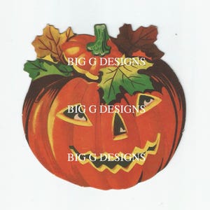 Puede incluir: Un recorte vintage de calabaza de Halloween con una cara sonriente, cuerpo naranja y tallo verde. La calabaza está rodeada de hojas marrones y verdes.
