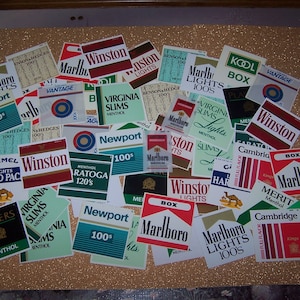 Lotto di 50 etichette assortite per inserti in plastica per marchi pubblicitari di sigarette, distributori automatici di Marlboro, Winston, diari di giornale, libri di distruzione.