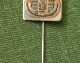 Spilla da balia in stile revival egiziano della collezione di gioielli damascati Reed & Barton