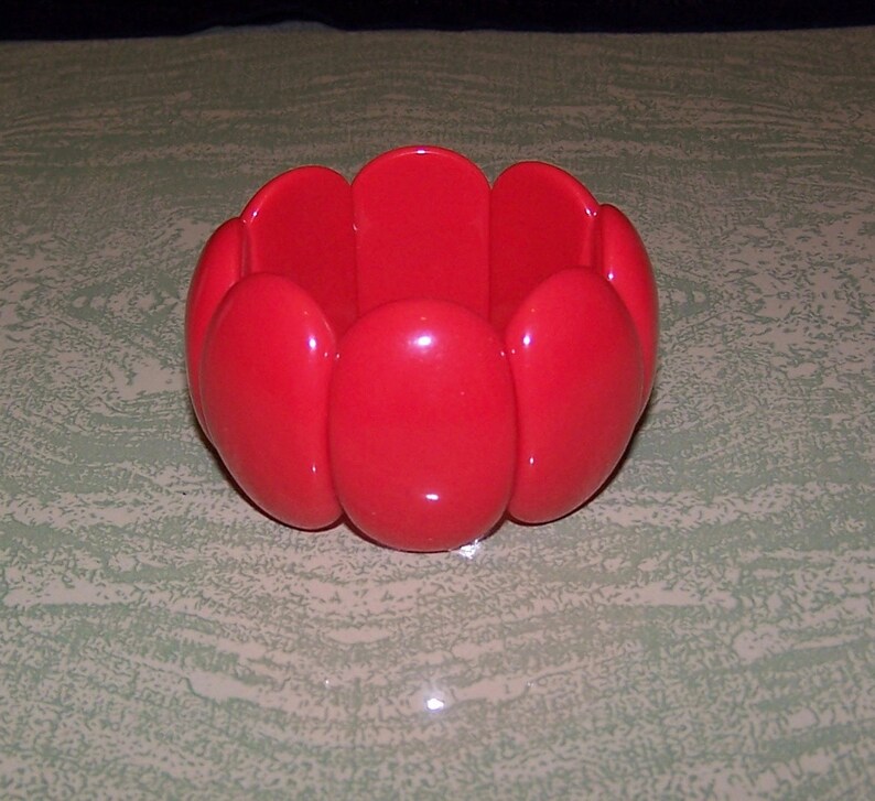 Vintage red lucite adjustable curved oval stretch bracelet