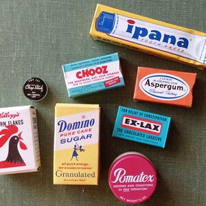 Lot von acht Vintage kostenlose Probe Miniatur Werbeprodukte Ipana Zahnpasta Chapstick Aspergum Ex-Lax