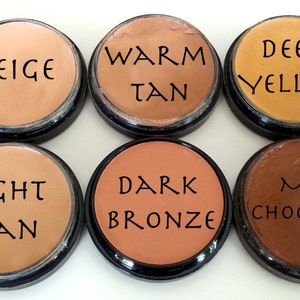 Puede incluir: Diez recipientes redondos de base de maquillaje en varios tonos, incluyendo Claro, Beige, Bronceado c&aacute;lido, Amarillo intenso, &Eacute;bano, Medio, Bronceado claro, Bronce oscuro, Chocolate con leche y Gris.
