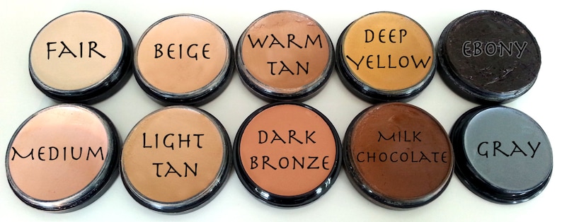 Puede incluir: Diez recipientes redondos de base de maquillaje en varios tonos, incluyendo Claro, Beige, Bronceado c&aacute;lido, Amarillo intenso, &Eacute;bano, Medio, Bronceado claro, Bronce oscuro, Chocolate con leche y Gris.