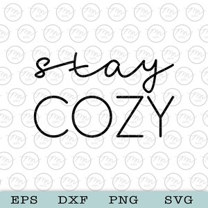以下が含まれることがあります： 手書きのスタイルで「stay cozy」というテキストが書かれた白黒のグラフィックデザインです。