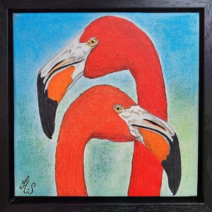 Flamingo koppel met blauwe achtergrond in zwarte baklijst.