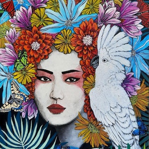 vrouw portret omringd door bloemen en vlinders en kaketoe op schouder
