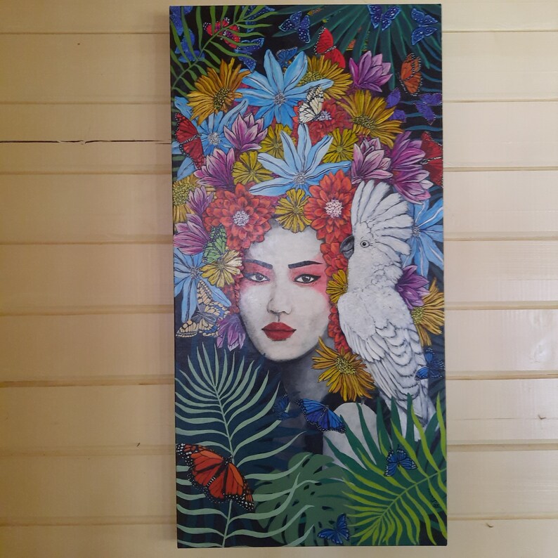 femme en fleurs/jungle avec cacatoès image 3